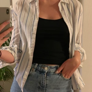 Sommarskjorta  - Randig sommarskjorta säljer pga använder ej längre, står storlek L passar mer XS/S/M beroende på hur man vill ha passformen.