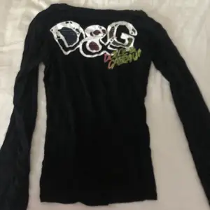 Superskön och supercool tröja från D&G. Bra kvalitet och stretchig. Kontakta mig vid frågor:) köparen står för frakt