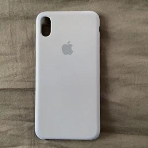 Apple - Ett Apple skal är IPhone XS MAX i använt skick, slitna kanter men ändå väldigt användbar. 60kr+15kr frakt🥰