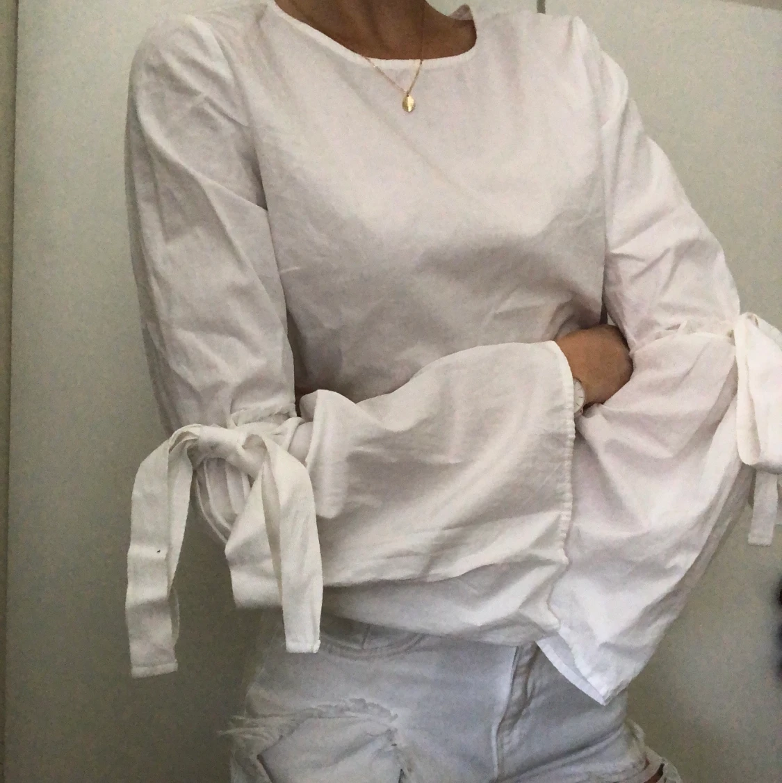 Vit tröja med detaljer