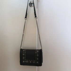 Handväska - Svart handväska från zara