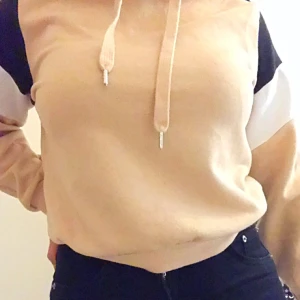 Beige tjocktröja - En beige hoodie💓 super bekväm, och fin❣️ storleken är L men den är lite liten i storleken så den passar även M och S.