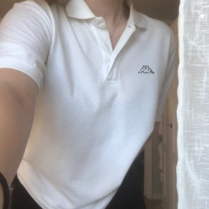 Vit kappapiké  - Cool vit piké från kappa! Köpt secondhand men är i bra skick! Inga fläckar eller hål:) i storlek M men sitter ganska oversized, passar nog de flesta i storleken beroende på vilken passform man vill ha! Köparen står för frakt✨
