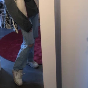 Jeans - säljer dessa vida jeans med hål på knäna supersnygga från asos, det är storlek W25 men skulle säga det passar runt xs-s ✨kan tänka mig att dela på frakten vid snabb affär (skriv för mer bilder)