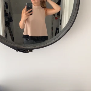 Blus från zara  - Säljer en jätte fin rosa blus från zara med svarta delatljer nertill, och knytning i ryggen. Storleken är 34 men passar även dig som har storlek 36. 100kr totalt💕💕