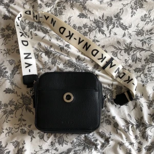NA-KD väska - Oanvänd NAKD väska, säljer då jag aldrig fått använding för den! Nypris va 450kr om jag kommer ihåg rätt. Många fack inuti och utanpå!