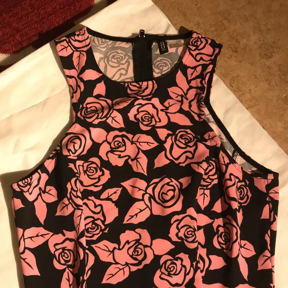 Superfin klänning med rosor från H&M💖💖. Klänningar.