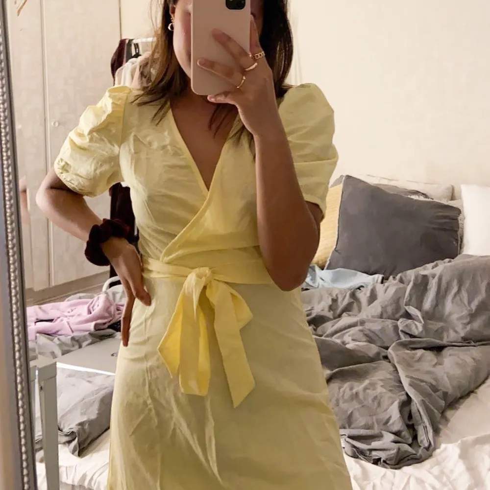 En söt gul klänning från Gina, använd 1-2 ggn. Storlek xs, frakten kan vi diskutera🥰. Klänningar.