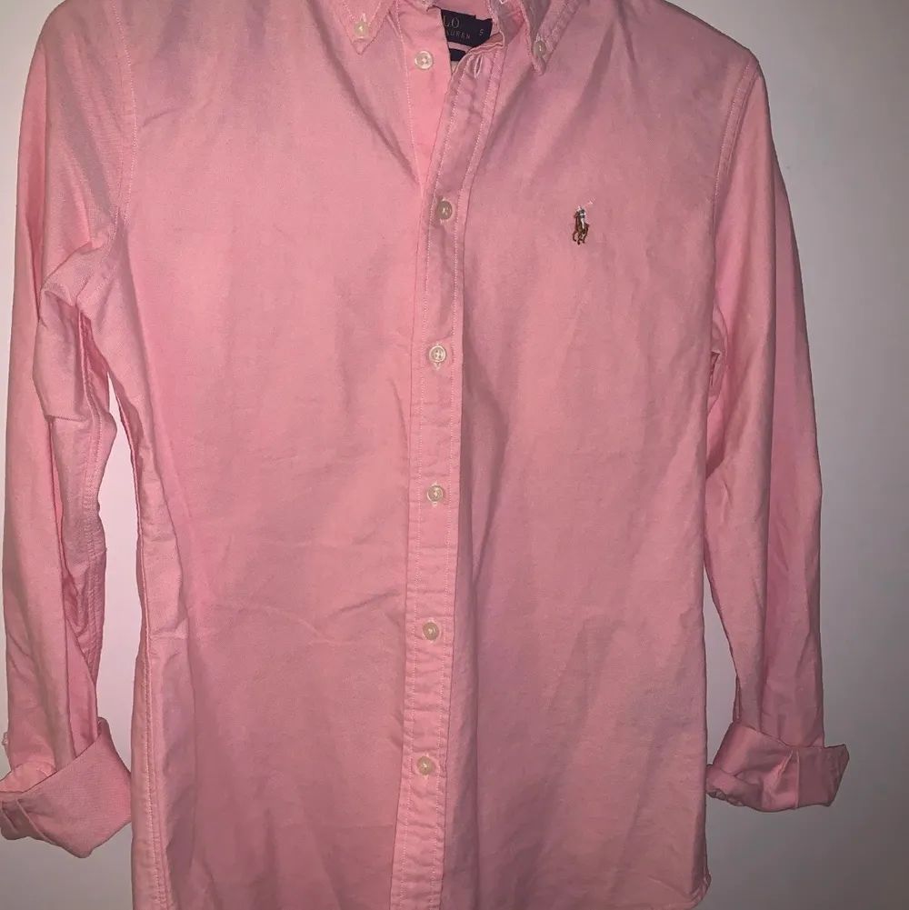 Rosa Oxford skjorta från Polo Ralph Lauren. Aldrig använd, nyskick. Storlek S. Nypriset ligger på 1195 kr. Budgivning i komentarsfältet. 💞 Köparen står för frakt! . Skjortor.