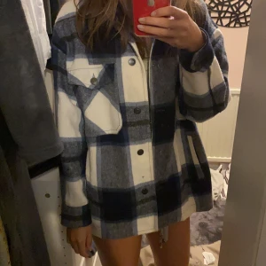 Rutig skjort jacka från zara - Säljer min fina, rutiga, skjort jacka från zara som jag köpte i vintras för 559kr. Den har tyvärr inte kommit till användning så mycket, så är därför i väldigt bra skick! Köparen står för frakt eller så kan vi mötas upp. Buda från 350kr💕