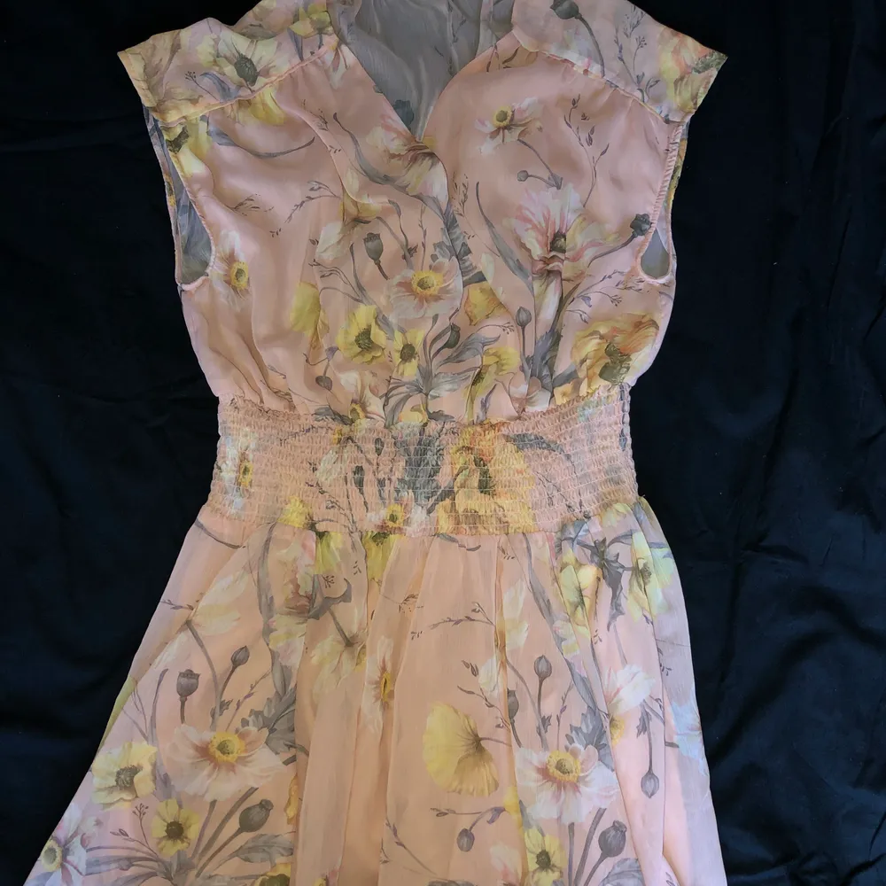 Blommig klänning från Hm, storlek 38 pris; 120kr. Klänningar.