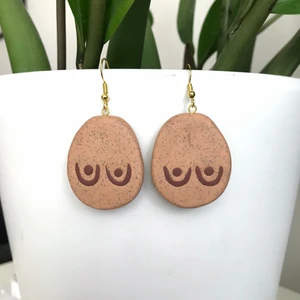 Handgjorda örhängen i lera, FRI FRAKT! - Örhängen i lera handgjorda av mig, nya och oanvända! 🥰 Fri frakt!