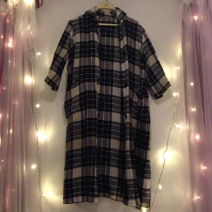  - Vintagekappa. 
Går bra att mötas upp i Stockholm, eller så kan jag skicka, men då betalar ni frakten. 
Swish, cash eller överföring går bra.