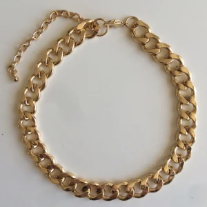  - Guldigt kedjehalsband. Aldrig använt. 