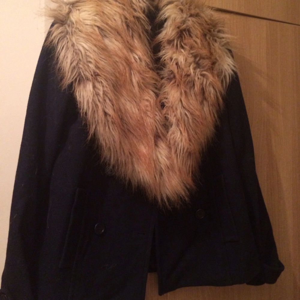 Dark blue jacket with fur and without it!. Jackor.
