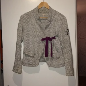  - Underbar Oddmolly kofta i st 1 vilket motsvarar 36. 100%bomull och är en modell som aldrig går ur tiden och kvalitén är jättebra!