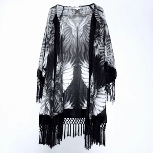  - Fin kimono från river Island, knappt använd! Svartvit fjädermönster med sammetskanter.