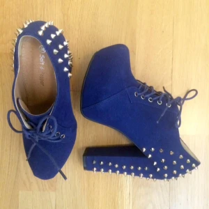  - Supersnygga mörkblå, oanvända klackar med nitar!
Storlek 38 
Finns i Stockholm men frakt går även bra! 
Köpta i London! 
