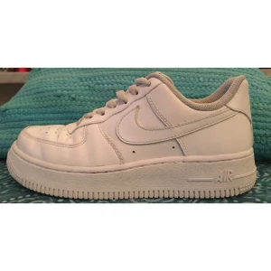 - Nike Air Force 1
Lite slitna, men fortfarande rena och fina! 