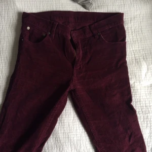  - Vinröda manchesterbyxor från weekday. 