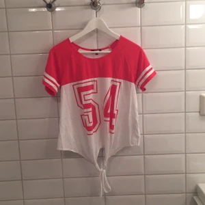  - Säljer min klarröda och vita topp ifrån BikBok då jag aldrig använder den längre. Den är i mycket bra skick!