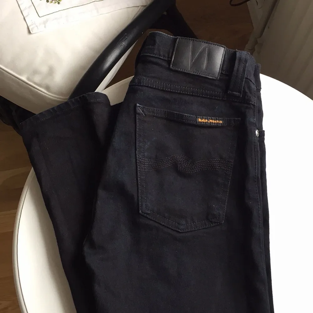 Säljer tyvärr vidare de här jättefina svarta jeansen från Nudie Jeans Co. Eftersom de visade sig vara i helt fel storlek. Den tidigare ägaren har bara använt dessa några få gånger, så de är i nyskick! . Jeans & Byxor.