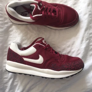  - Nike Air Safari. Nyskick, använda någon timme. Säljes pga fel storlek.

EUR: 42
US: 8.5
UK: 7.5
Cm: 26.5