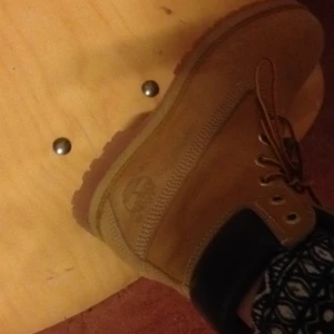  - Jätte sköna timberlands, har använt dem i ett år men ser nästan ut som nya. Det är dem bekvämaste skorna som jag nånnsin haft och jag rekommenderar dem verkligen!!
