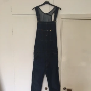  - Lee hängselbyxor i strl S. Använda och någon reva på baksidan men inget den händige inte kan lösa!