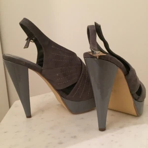  - Skyhöga klackar i mocka. Använda men i bra second handskick.