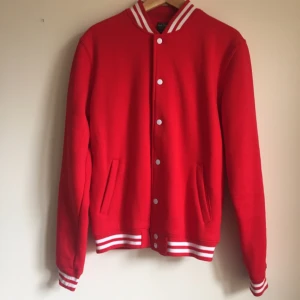  - Baseballjacka från Urban classics, aldrig använd. passar XS-L 🍬