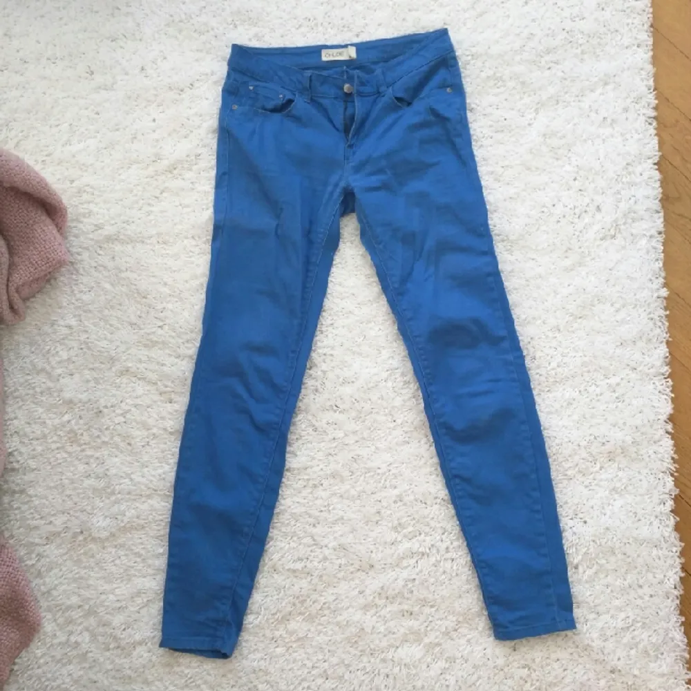Blåa byxor från Ginatricot
Knappt använda. Jeans & Byxor.