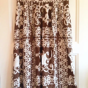  - Vintage kjol med fickor. Bomull. Slutar under knät.
Använd men i mkt fint skick.

Betalning via Swish, jag möter upp i Sthlm.