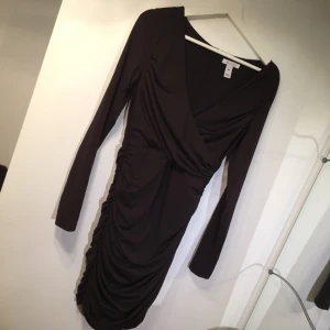  - Klänning från Nelly. Använd fåtal gånger, som ny. Swishbetalning, frakt tillkommer.  