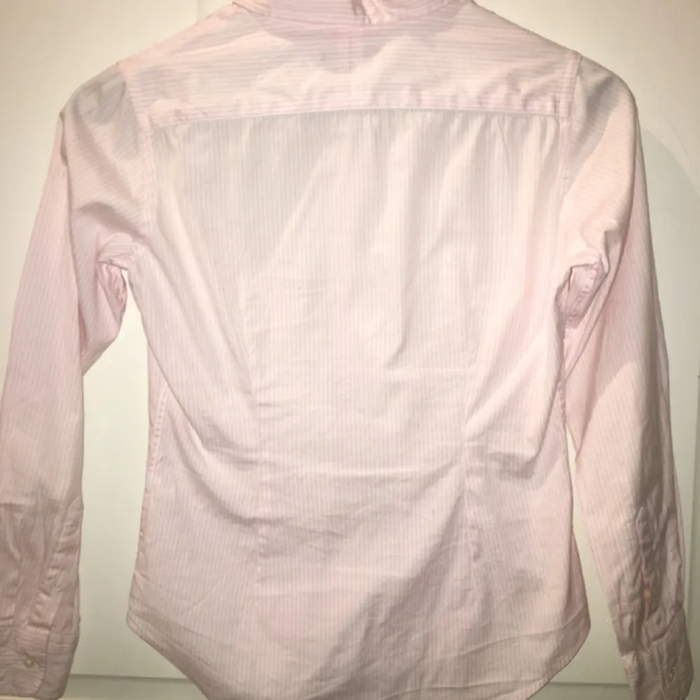 Säljer en Ralph Lauren skjorta i barnstorlek 150, men passar även en XS, dvs 32/34. Frakt ingår. Tar swish! Ljusrosa och vit.. Kjolar.