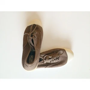  - Bruna fina skor i storlek 37. De är lite gula på en baksida sula annars fint skick. Frakt 56kr✨