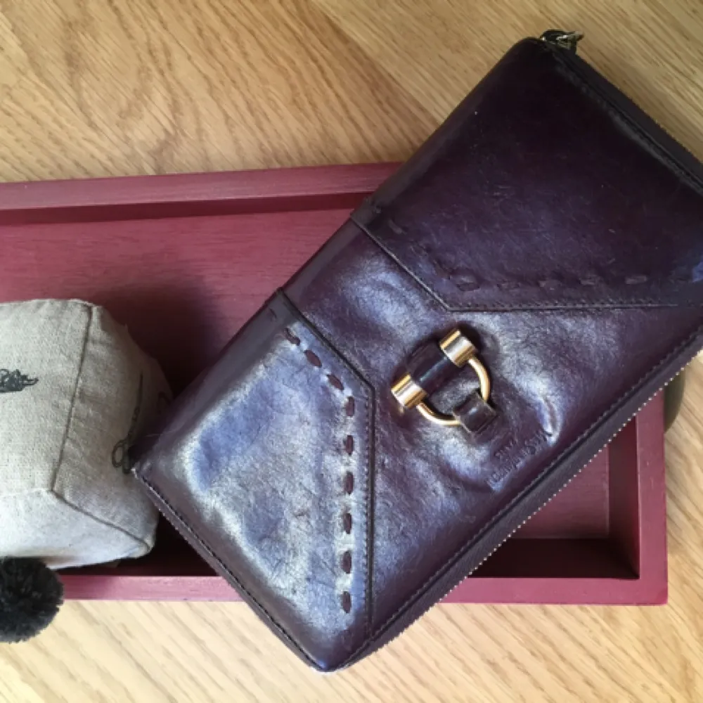 Yves Saint Laurent Muse wallet. Purple leather. Pre loved original YSL. . Väskor.