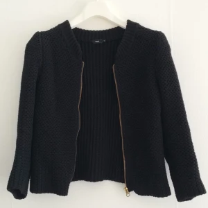  - Så rar kofta från Filippa K. Nätt i modellen, puffärm och dragkedja. 70 % bomull 30 % ull. Haft den i över 7 år med väldigt lite slitning. Men så använder jag den alldeles för sällan också. Ge detta kap ett nytt hem! Hämtas i Göteborg eller så betalar du so