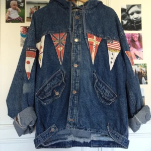  - Snygg vintagejacka, köpt second hand, fint sliten look. Väldigt mjuk och följsam.

Ballong-oversized, passar från M-XXL beroende på hur en vill att den ska sitta.

Hör av dig om frågor!