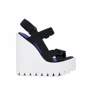  - Nya sandaletter från Jeffrey Campbell, HELT och hållet oanvända!  Nypris: 1700:- Platåhöjd: 14,5 cm  Mjuka och bekväma spännen, mycket stabil platå. Varken skador eller repor.  Storlek 39 men då det är justerbara spännen över hela skon passar den även 38.