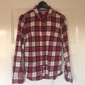  - Skjorta från H&M. Nästan oanvänd.