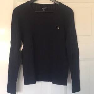  - Stickad tröja från Gant. Misslyckad färgning på en jättefin och skön tröja. Skulle bli svart men blev något annat, rosa från början.