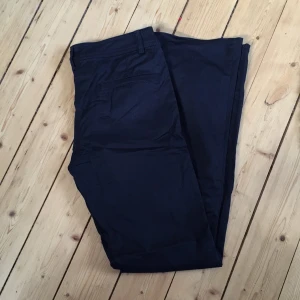  - Ett par svarta utsvängda kostymbyxor från H&M. Använda vid en begravning.