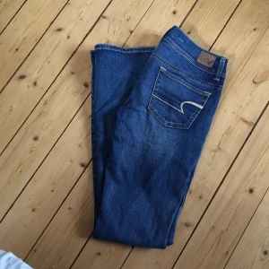  - Ett par stretchiga bootcut jeans från American Eagle köpta i New York. Supersköna. 