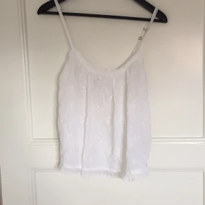  - Linne från Gilly Hicks köpt i London. Fina broderier på och justerbara axelband.