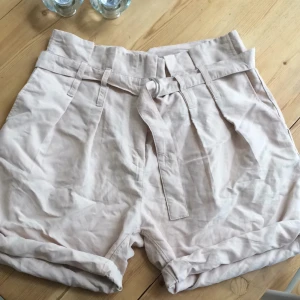  - Puderrosa shorts från weekday 
Perfekt skick
Stl S men funkar till liten M