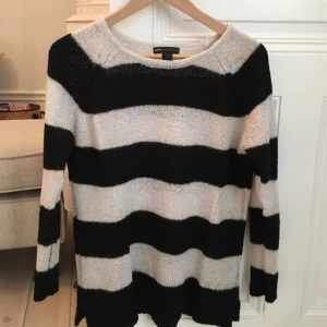  - Snygg svartvit randig tröja från Mango. I gott skick. 