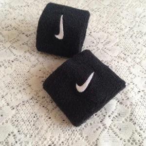  - Nike swoosh armband 2st. Svettband i svart från Nike. 
Butik pris 178kr