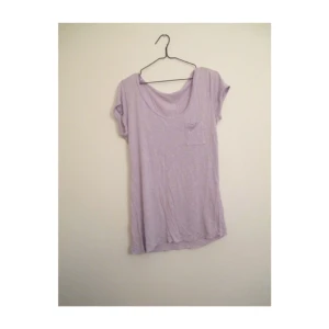  - T-shirt från Gina Tricot. Frakt 42kr ✨