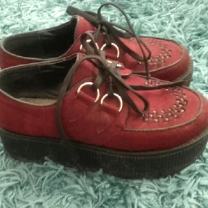  - snygga mörkröda creepers. Bra skick!  Kan mötas upp i Stockholm eller skicka med post om köparen står för frakten